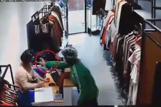 Thanh niên mặc đồ GrabBike xịt dung dịch lạ vào nhân viên cửa hàng để cướp tiền