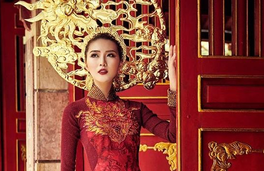 Tường Linh diện trang phục truyền thống tại Hoa hậu Liên lục địa 2017 