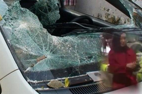Kiều nữ bị cảnh sát đập nát kính ô tô 3 tỉ vì không chịu xuống xe