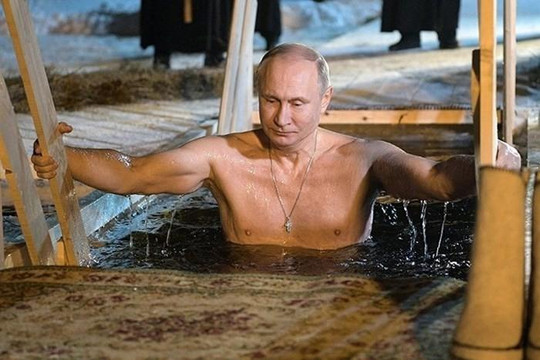 Hình ảnh Tổng thống Nga Putin và các người đẹp tham gia nghi lễ tắm lạnh rùng mình
