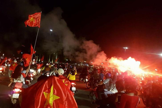 CĐV cả nước xuống đường mừng chiến thắng của U.23 Việt Nam