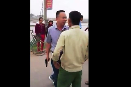 Hà Tĩnh: Tài xế rút súng dọa dân bị phạt 38 triệu đồng