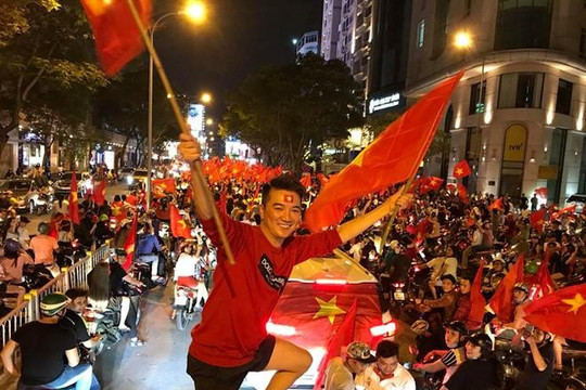 Đàm Vĩnh Hưng, Lệ Quyên, Hoài Lâm huỷ show để cỗ vũ U.23 Việt Nam đá chung kết 