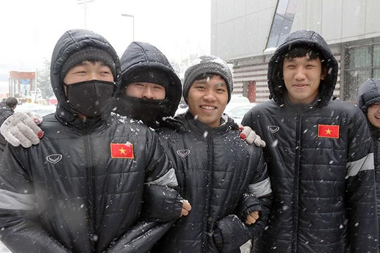 Học trò thích thú khi thấy tuyết rơi, HLV Park Hang-seo lại lo ngại 