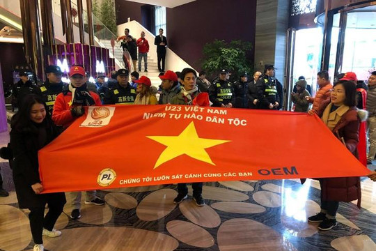 CĐV Việt Nam mặc áo đỏ sao vàng đến sân cổ vũ U.23 Việt Nam 