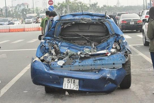 TP.HCM: 4 ô tô đâm liên tiếp nhau trên đại lộ Phạm Văn Đồng