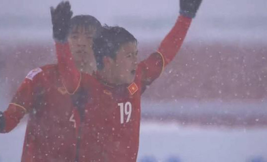 Người hâm mộ vỡ òa khi Quang Hải ghi bàn thắng gỡ hòa