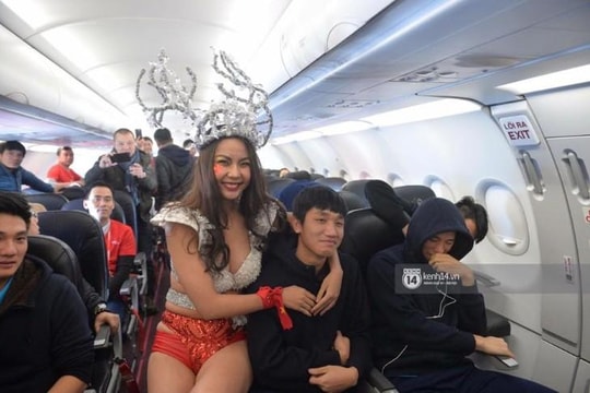 Dư luận phẫn nộ với hình ảnh người mẫu mặc hở hang trên chuyến bay cùng U.23 Việt Nam 
