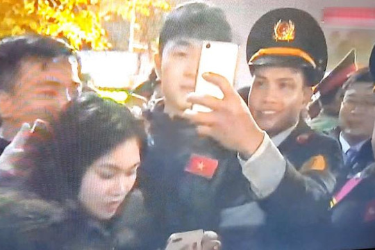 U23 VN tới làm lễ dâng hương báo công lên Bác, chiến sĩ bộ đội đổ xô xin chụp selfie