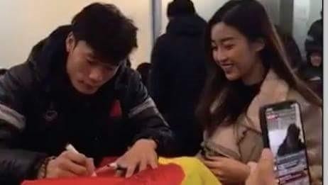 Hoa hậu Đỗ Mỹ Linh và thủ môn Bùi Tiến Dũng ngượng ngùng khi gặp nhau