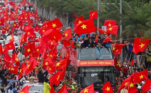 Người hâm mộ đón U.23 Việt Nam trở về trong biển cờ tổ quốc 