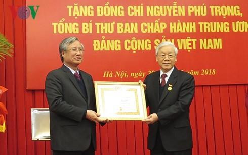 Tổng bí thư Nguyễn Phú Trọng nhận Huy hiệu 50 năm tuổi đảng