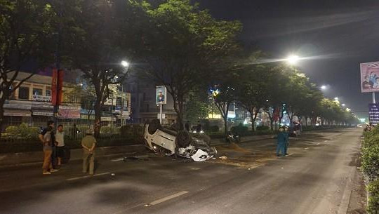 Ô tô lật như phim hành động, 4 người Đài Loan thoát chết ngoạn mục