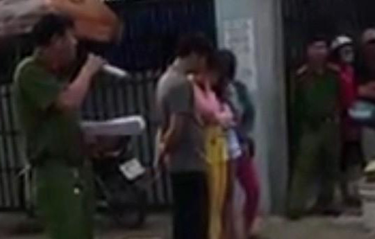 Phú Quốc: Công an bêu 3 người mua bán dâm trên đường phố