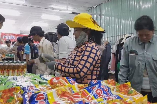 Phiên chợ Tết tất cả đều có giá 2.000 đồng duy nhất ở Sài Gòn