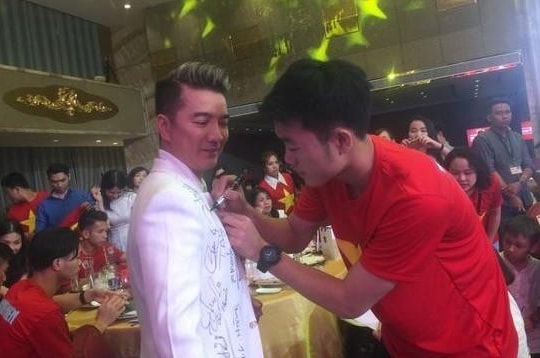 VIDEO: Đàm Vĩnh Hưng hy sinh bộ vest xịn để Xuân Trường và U.23 Việt Nam ký lên 