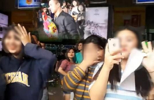 Các fan nữ quá khích gào thét, khóc khi chụp ảnh và hôn được sao U23 Việt Nam