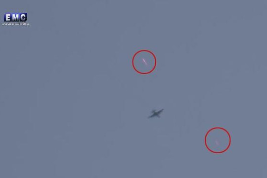 Khoảnh khắc máy bay ném bom của Nga thoát mưa hỏa lực ở Syria