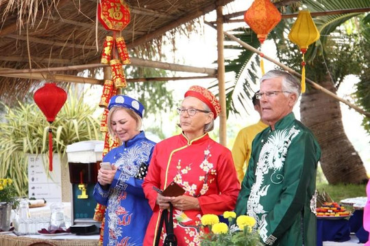Du khách Tây thích thú mặc áo dài, gói bánh chưng Việt Nam