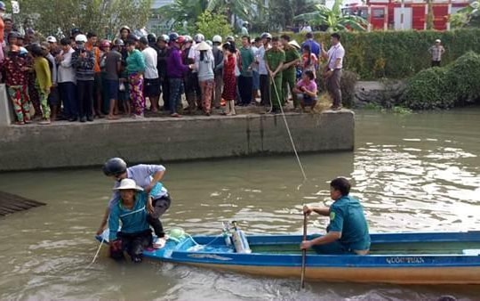 Đóng cống ngăn sông, 'kẹp' luôn người dân vô tình đi ghe qua