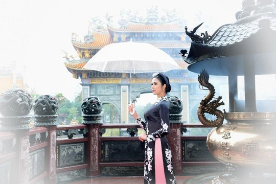 Hoa hậu Ngọc Hân mặc áo dài Xuân nền nã khi du lịch Đài Loan