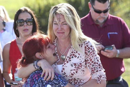 Bị đuổi học, học sinh Mỹ tới trường xả đạn khiến 17 người chết