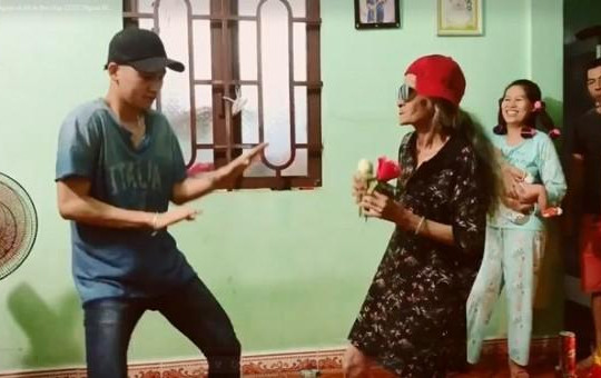 VIDEO: Ali Hoàng Dương cùng bà ngoại nhảy 'Con bướm xuân' trước giờ đón giao thừa 