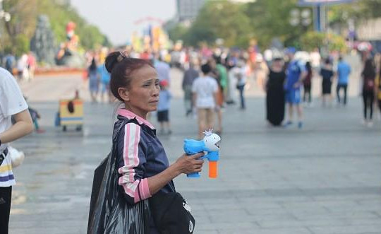 Chùm ảnh: Tất bật mưu sinh tại đường hoa Nguyễn Huệ ngày tết 