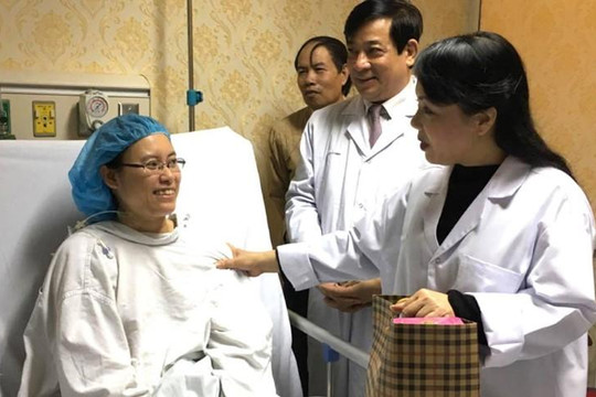 Bộ trưởng Y tế thăm nữ bác sĩ bị ung thư ngay trong đêm giao thừa