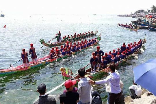 Nô nức lễ hội đua thuyền trên quê hương Hải đội Hoàng Sa