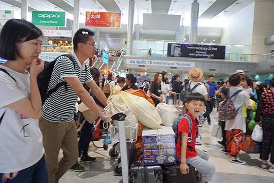 Sân bay Cam Ranh 'ngập' khách Trung Quốc và Nga