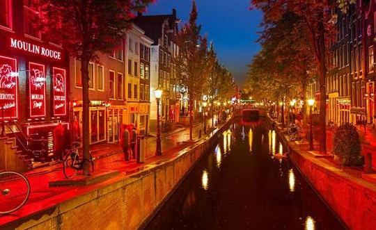Hà Lan cấm du khách nhìn 'chằm chằm' gái mại dâm ở khu đèn đỏ Amsterdam