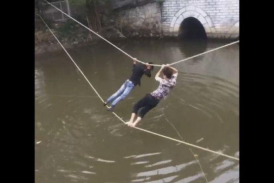 Cười nghiêng ngả với cảnh 2 thanh niên vắt vẻo bám dây thừng qua sông