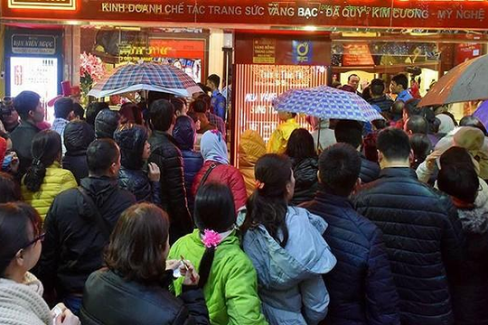 Hà Nội: Người dân tấp nập 'đội mưa' mua vàng ngày vía Thần Tài