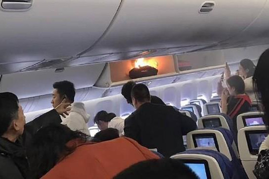 Hành khách hoảng loạn khi hành lý bốc cháy trên máy bay