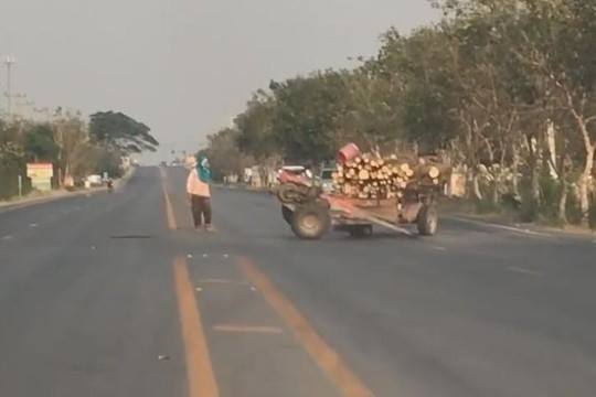 Nông dân tá hỏa vì xe công nông tự chạy vòng quanh trên đường