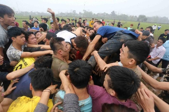 Xảy ra tình trạng bạo lực, Bộ VHTT-DL yêu cầu tạm dừng lễ hội phết Hiền Quan