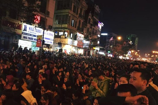 Hàng nghìn người chen nhau chật cứng để cúng sao giải hạn tại chùa Phúc Khánh