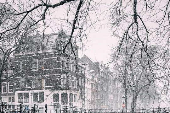 Thành phố Amsterdam đẹp như cổ tích dưới trời mưa tuyết