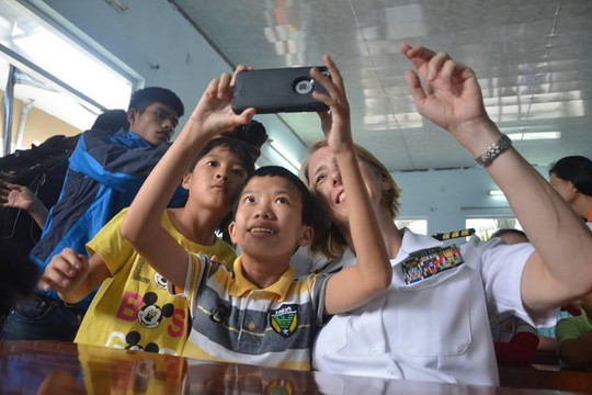 Lính hải quân Mỹ thăm trẻ em nhiễm chất độc da cam ở Đà Nẵng