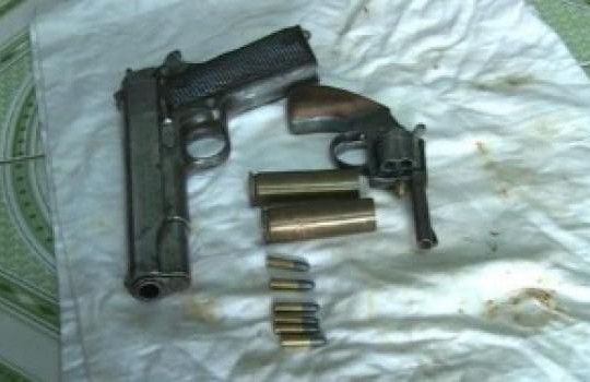 Thái Bình: Bắt kẻ buôn ma túy thu giữ 2 khẩu súng quân dụng