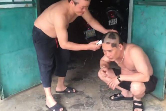 Clip chó sủa liên hồi khi Sơn Tùng hát Lạc trôi, 2 người lớn tuổi chơi oẳn tù tì cạo tóc