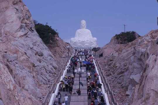 Hàng ngàn người chiêm ngưỡng tượng Phật ngồi cao nhất Đông Nam Á