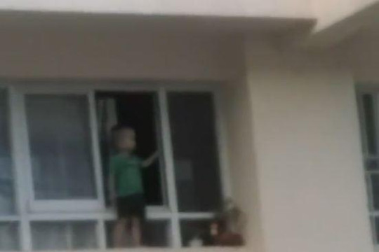 Thót tim với cảnh tượng bé trai leo ra cửa sổ tầng 11 chung cư