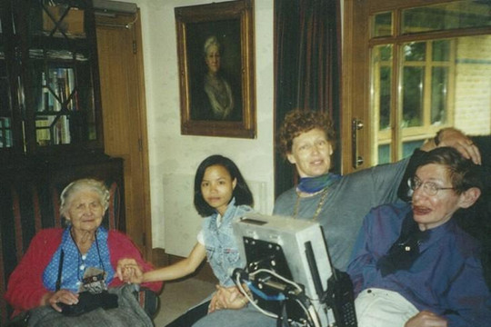 Xem lại ảnh quý của 'ông hoàng vật lý' Stephen Hawking và con gái đỡ đầu người Việt