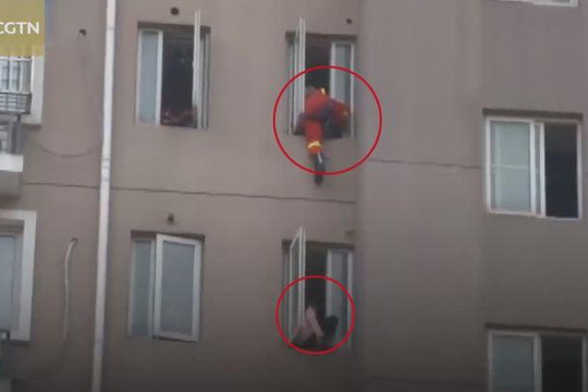 Lính cứu hỏa đu dây, đạp người phụ nữ định nhảy lầu tự tử vào phòng