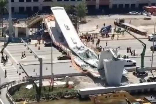 Cầu đi bộ 14,2 triệu USD vừa xây xong đã sập khiến nhiều người gặp nạn