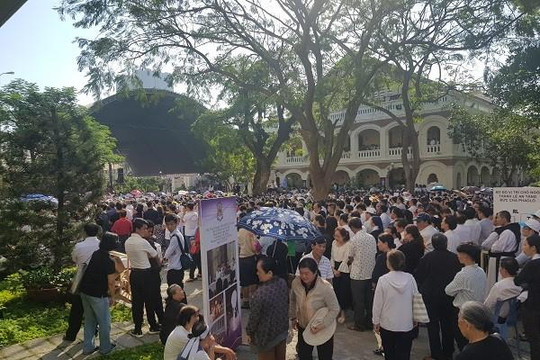 Hàng nghìn giáo dân dự lễ an táng cố Tổng giám mục Phaolo Bùi Văn Đọc
