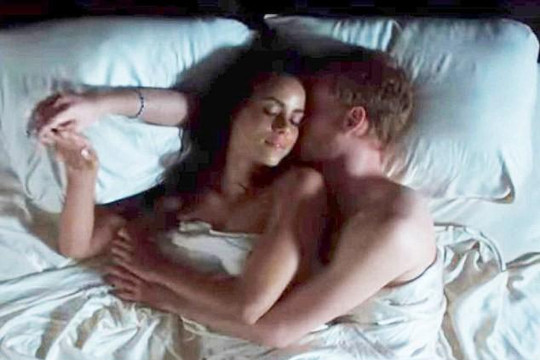 Bộ phim ngắn về tình yêu của hoàng tử Harry gây tò mò với cảnh khoả thân trên giường