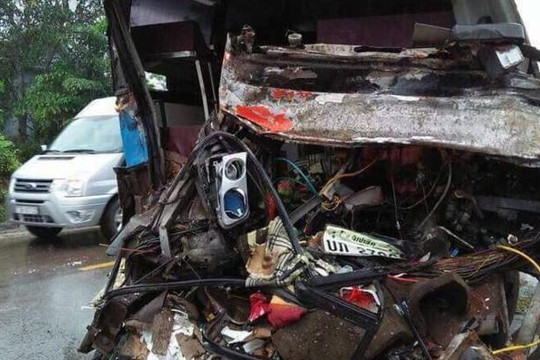 Quảng Bình: Xe khách nát đầu, 3 người tử vong sau cú va chạm với xe tải